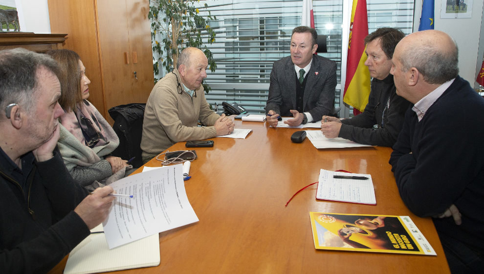 El consejero de Desarrollo Rural, Ganadería, Pesca, Alimentación y Medio Ambiente, Guillermo Blanco,en la reunión con el alcalde de San Vicente de la Barquera, Dionisio Luguera