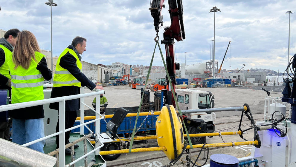 El consejero de Medio Ambiente, Guillermo Blanco, y la subdirectora del IEO en Cantabria, Raqeul Somavilla, asisten a la subida de la boya oceanográfica ‘Augusto González Linares’ al buque ‘Ramón Margalef’ para su colocación en el mar