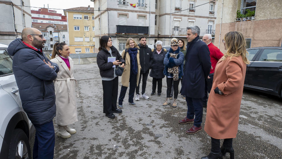 El vicepresidente de Cantabria, Pablo Zuloaga, y la consejera de Empleo y Políticas Sociales, Eugenia Gómez de Diego, en el Barrio Obrero del Rey en Santander