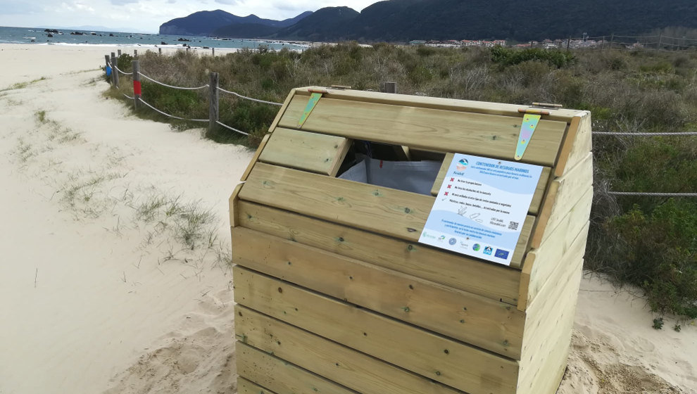 Contenedor de residuos marinos en la playa de Trengandín de Noja