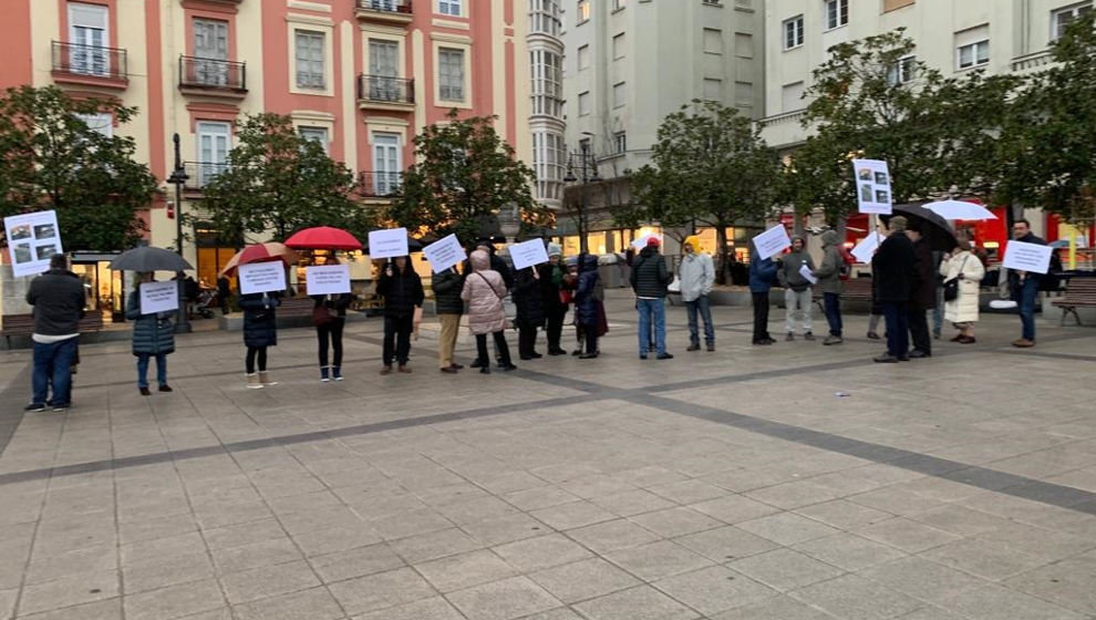 Vecinos del centro de Santander se concentran en la Plazuela de Puertochico para pedir una gestión "racional" de la limpieza y recogida de residuos