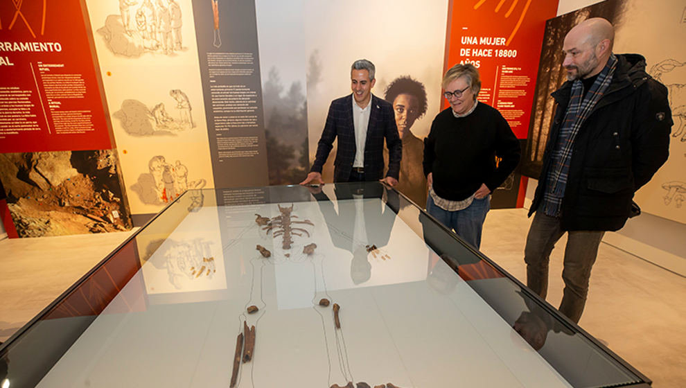 Pablo Zuloaga, Gema Agudo y Oscar Villegas en una de las salas del Centro de Arte Rupestre. (Foto: Miguel López)