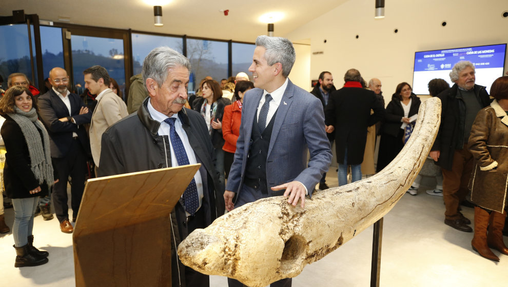 El presidente de Cantabria, Miguel Ángel Revilla; el vicepresidente y consejero de Universidades, Igualdad, Cultura y Deporte, Pablo Zuloaga, y varios consejeros inauguran la exposición ‘La dama roja’. 