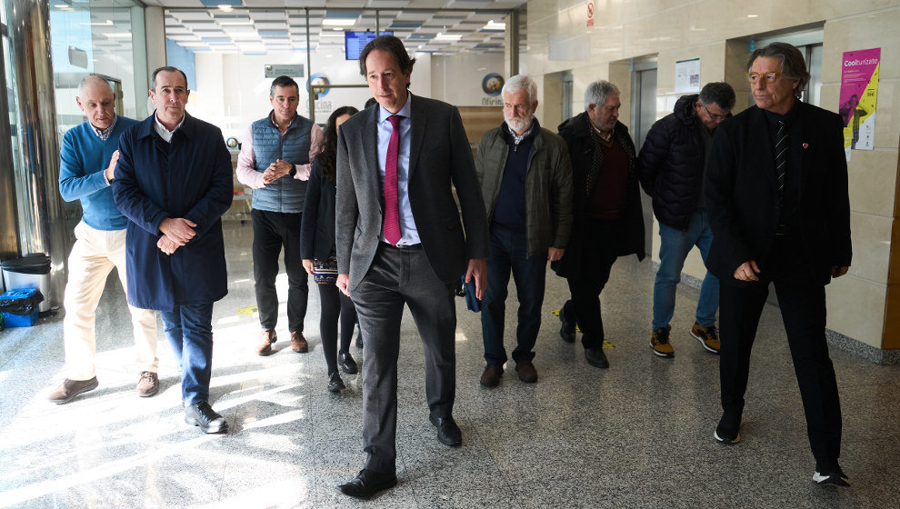 El exconsejero de Obras Públicas José Luis Gochicoa, junto a varios miembros de su departamento, a su llegada para ofrecer una rueda de prensa tras su dimisión por la trama de contratos de obras en carreteras | Foto: Juan Manuel Serrano