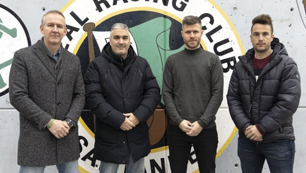 En la fotografía superior, César Anievas y Mikel Martija posan en las Instalaciones Nando Yosu junto al presidente y el director deportivo del Castro Fútbol Club.