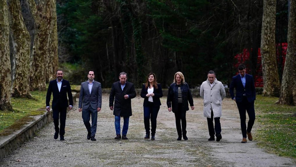 Los seis candidatos a las alcaldías del PP junto a María José Sainz de Buruaga | Foto: Nacho Cubero