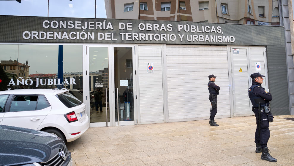 Varios policías en la entrada de la Consejería de Obras Públicas, Ordenación del Territorio y Urbanismo de Cantabria