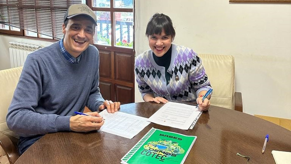 El alcalde de Alfoz de Lloredo, Enrique Bretones, junto a la representante de Acciona a nivel nacional, Paula Pérez