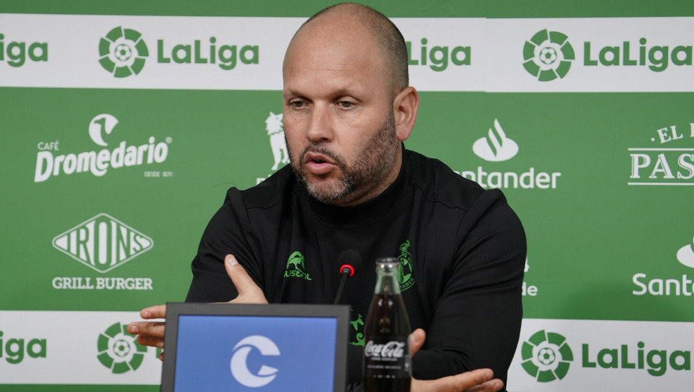 El entrenador del Racing, José Alberto