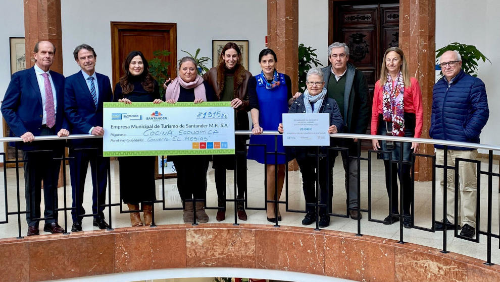 Entrega del cheque en el Ayuntamiento de Santander