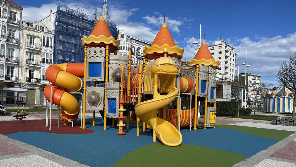 Finaliza la renovación del suelo de la zona infantil del parque Amestoy