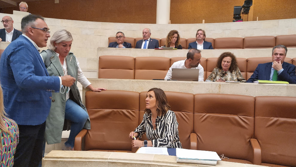 El consejero de Sanidad, Raúl Pesquera, junto a la consejera Paula Fernández y a varios diputados en el Parlamento regional, en una imagen de archivo