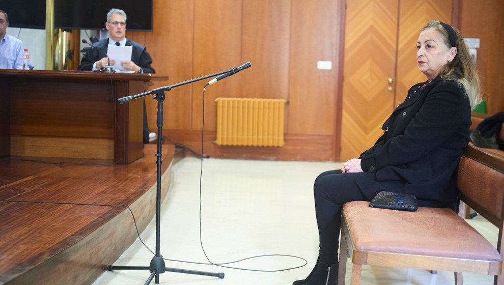 La acusada por el crimen del cráneo de Castro Urdiales, Carmen Merino, y su abogado, durante una vista en la sala de lo Civil y Penal del Tribunal Superior de Justicia de Cantabria (TSJC) para abordar su recurso