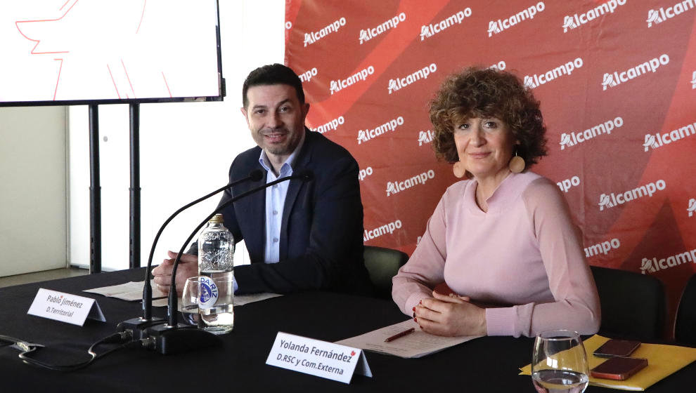 El director territorial de Alcampo en Cantabria, Pablo Jiménez, y la  directora de Comunicación Externa y RSC de Alcampo, Yolanda Fernández