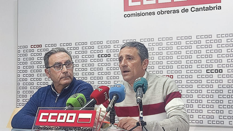 El coordinador del sector autonómico de la Federación de Servicios a la Ciudadanía de CCOO Cantabria, Carmelo Renedo (derecha), y Juan Carlos Rodríguez, miembro del comité de empresa y trabajador del Servicio de Carreteras