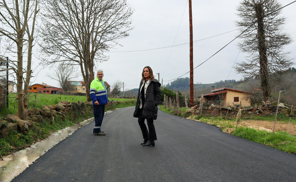 La alcaldesa de Solórzano, Gema Perojo, junto a la obra ejecutada 