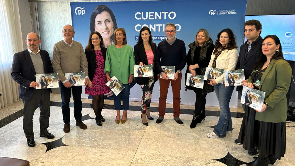 La alcaldesa de Santander y candidata del PP a la Alcaldía, Gema Igual, presenta la revista sobre su gestión en esta legislatura, acompañada de los concejales. 