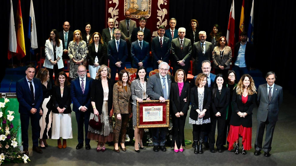 Acto de entrega de la Medalla de Oro de Santander al Colegio de Médicos