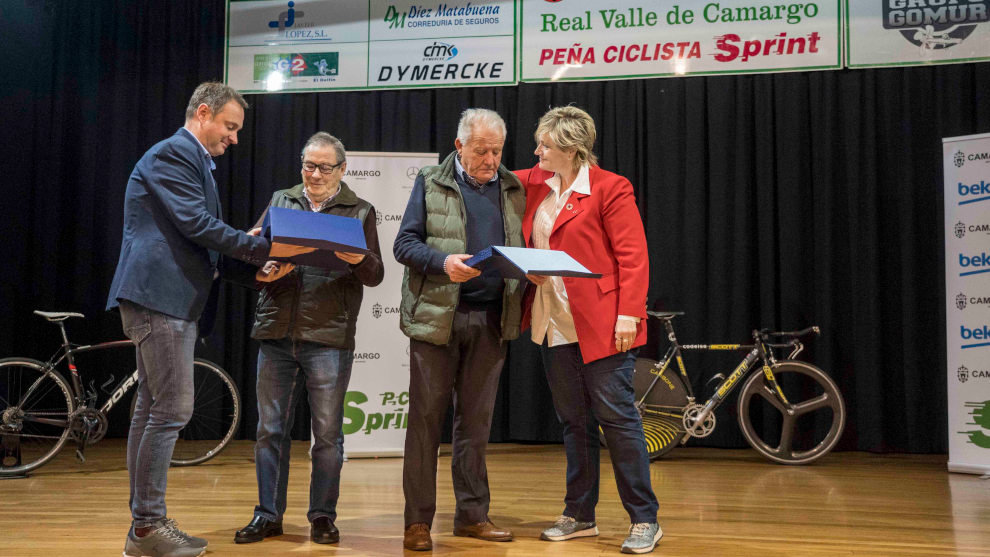 La alcaldesa de Camargo, Esther Bolado, entrega placas conmemorativas a tres integrantes de la Peña Ciciclista Sprint