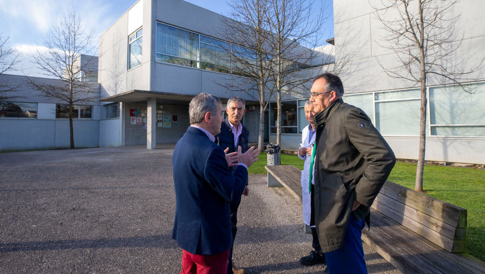 El consejero de Sanidad, Raúl Pesquera, realiza una visita al centro de salud de Bezana