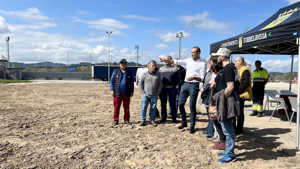 El alcalde de Torrelavega, Javier López Estrada, junto a vecinos de Tanos en las parcelas de Santa Ana adquiridas a la Sareb