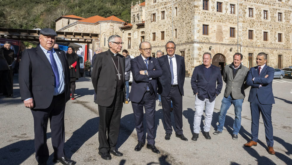 El consejero de Industria, Turismo, Innovación, Transporte y Comercio, Javier López Marcano, inaugura las obras de conservación del Monasterio de Santo Toribio de Liébana junto al Obispo de Santander, Manuel Sánchez Monge