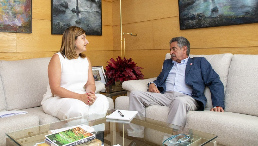 Miguel Ángel Revilla junto a María José Saez de Buruaga en una foto de archivo