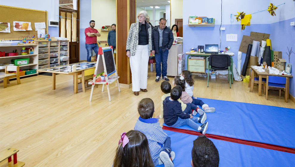 La consejera de Educación, Marina Lombó, en su visiita al colegio Antonio Muñoz y Gómez de Casar de Periedo