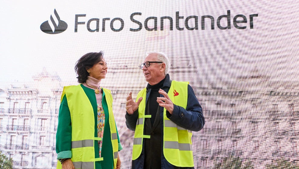 La presidenta del Grupo Santander, Ana Botín, junto al arquitecto David Chipperfield en el acto de arranque de la última fase de construcción del proyecto Pereda, que pasa a denominarse Faro Santander