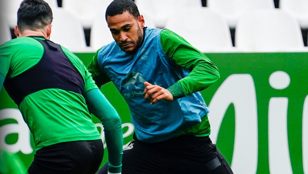 El jugador del Racing, Jordi Mboula, durante un entrenamiento