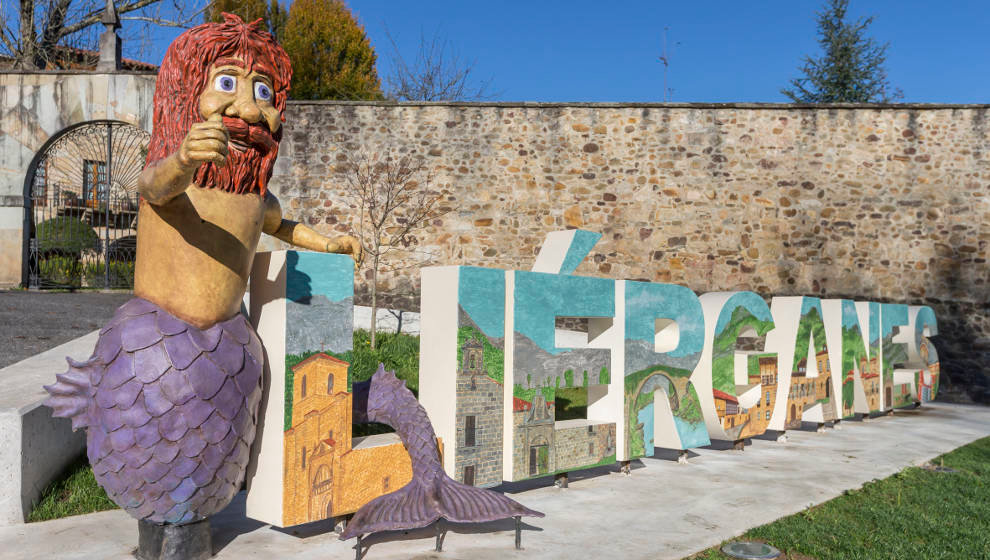 Escultura de Liérganes con una representación del hombre pez