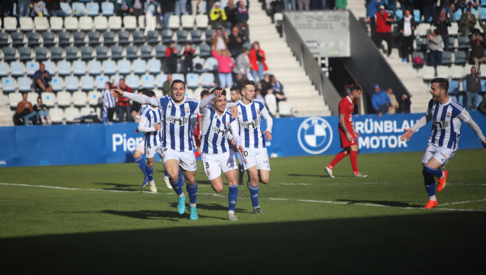 Jugadores celebrando un gol durante el partido