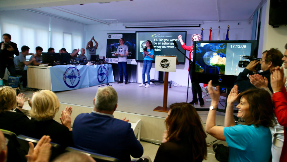 Alumnos del IES Valle de Camargo durante la conexión con la Estacion Espacial Internacional