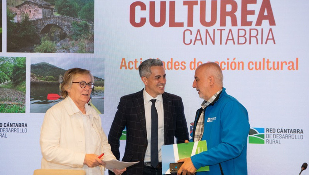 La directora de Acción Cultural, Gema Agudo; el vicepresidente, Pablo Zuloaga, y el director de la Red Cántanra de Desarrollo Rural, Fernando Isasi esta mañana durnate la presentación