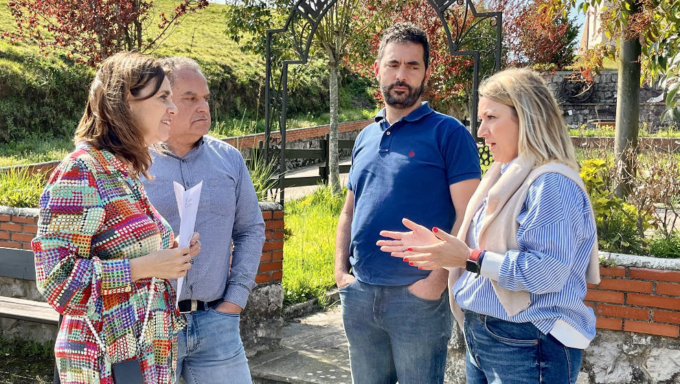 La consejera de Presidencia, Paula Fernández, visita Cabezón de la Sal