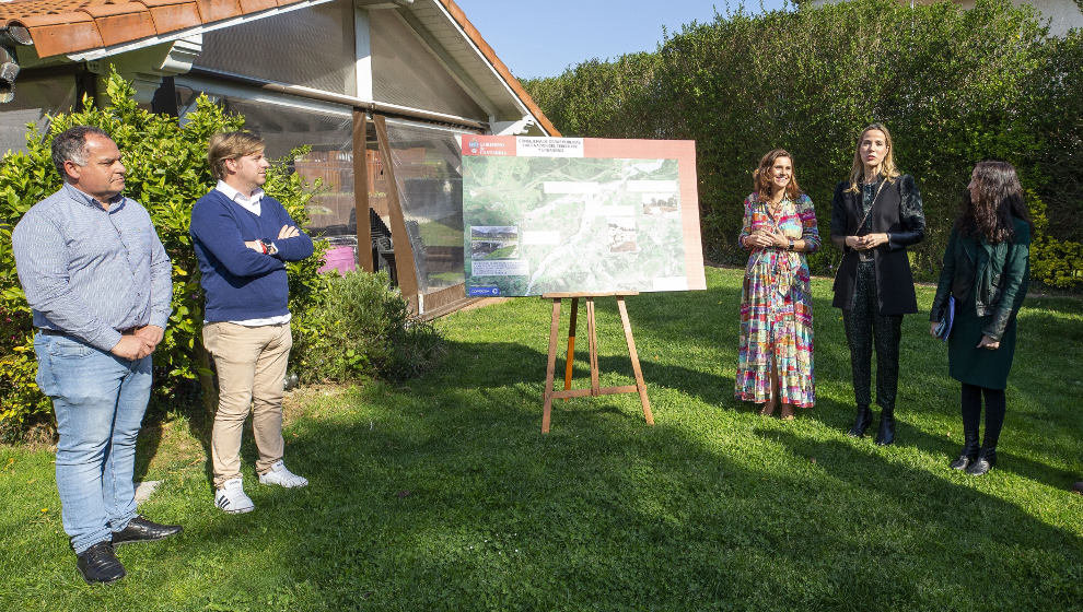 Las consejeras de Presidencia, Paula Fernández, y de Obras Públicas, Jezabel Morán, presentan las actuaciones frente a las avenidas del río Saja, en Virgen de la Peña.