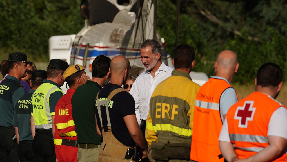 El Rey Felipe VI (c) durante su visita a las Hurdes para encontrarse con los responsables de los distintos servicios y unidades de emergencia | Foto: Archivo