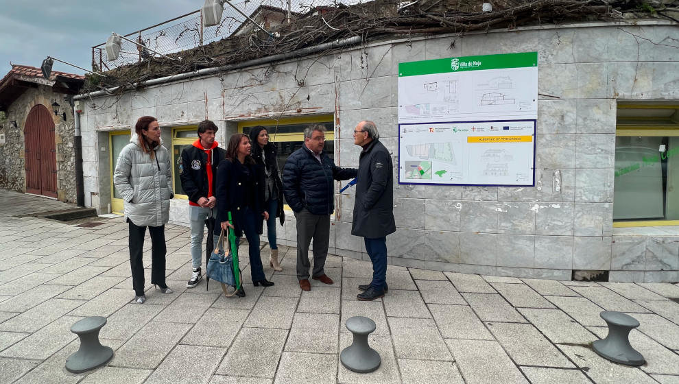 Autoridades visitan el edificio del futuro albergue de Noja