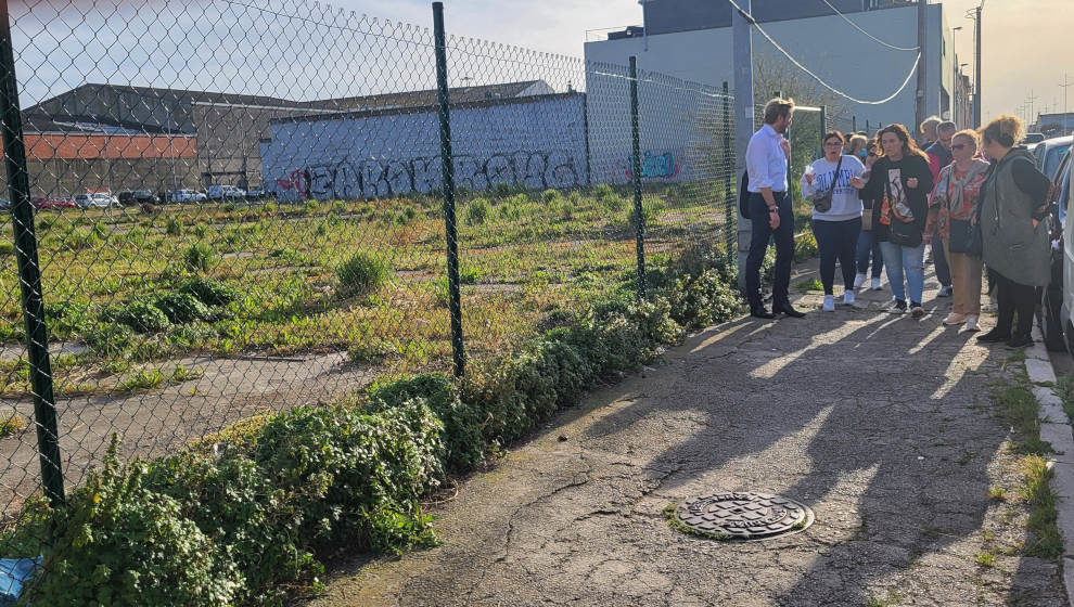 Felipe Piña en su visita al Barrio Pesquero