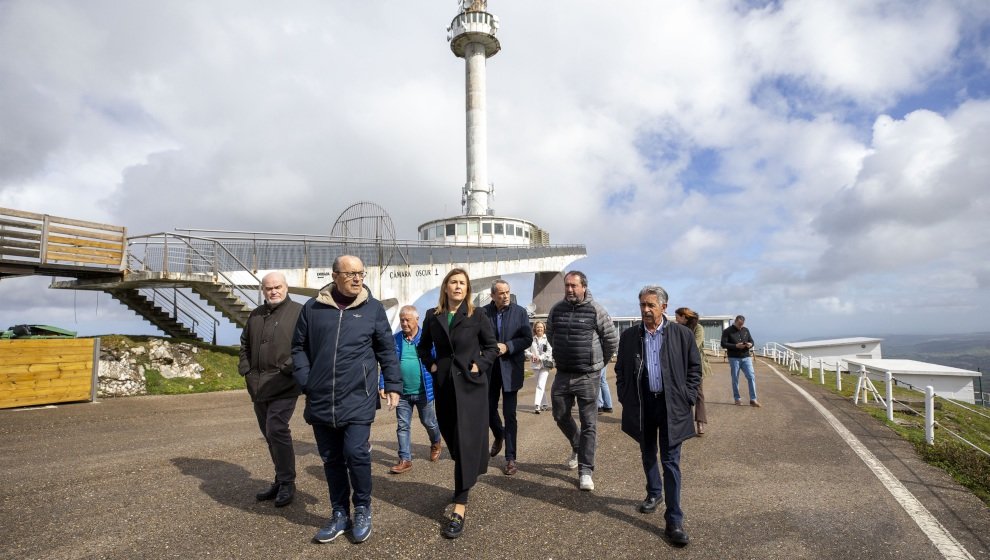 El presidente de Cantabria, Miguel Ángel Revilla, y el consejero de Turismo, Javier López Marcano, presentan el proyecto de acondicionamiento del entorno de Peña Cabarga  