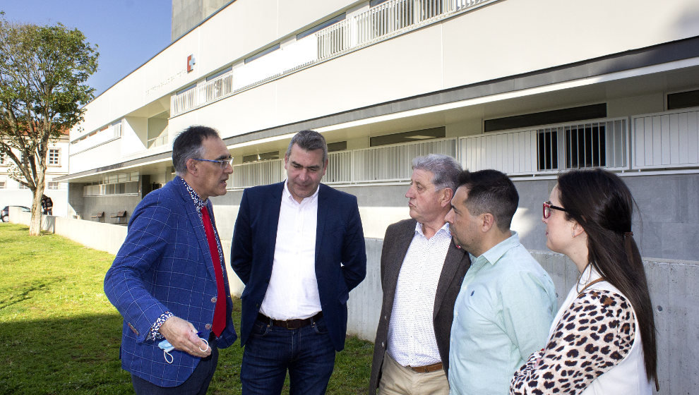 El consejero de Sanidad, Raúl Pesquera, en el centro de salud de Santoña