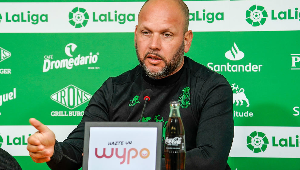 El entrenador del Racing, José Alberto, durante una rueda de prensa