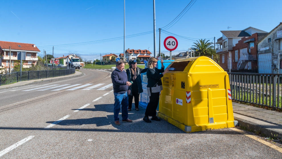 La alcaldesa junto a los concejales de Medio Ambiente y Barrios, Isabel Herrera y Fernando Sañudo, hace uso de uno nuevos contenedores de recogida selectiva instalado por MARE en el barrio de Mar