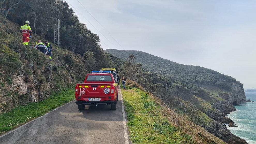 Rescate de un senderista en el Faro del Pescador