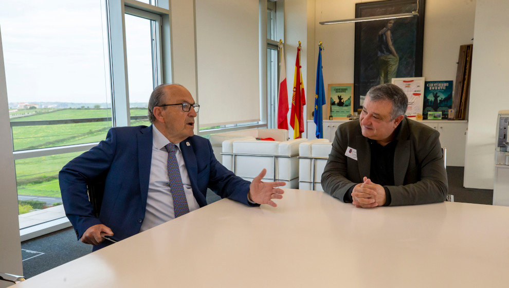 El consejero Javier López Marcano se reúne con el presidente de la Asociación de Hostelería, Javier Bedia