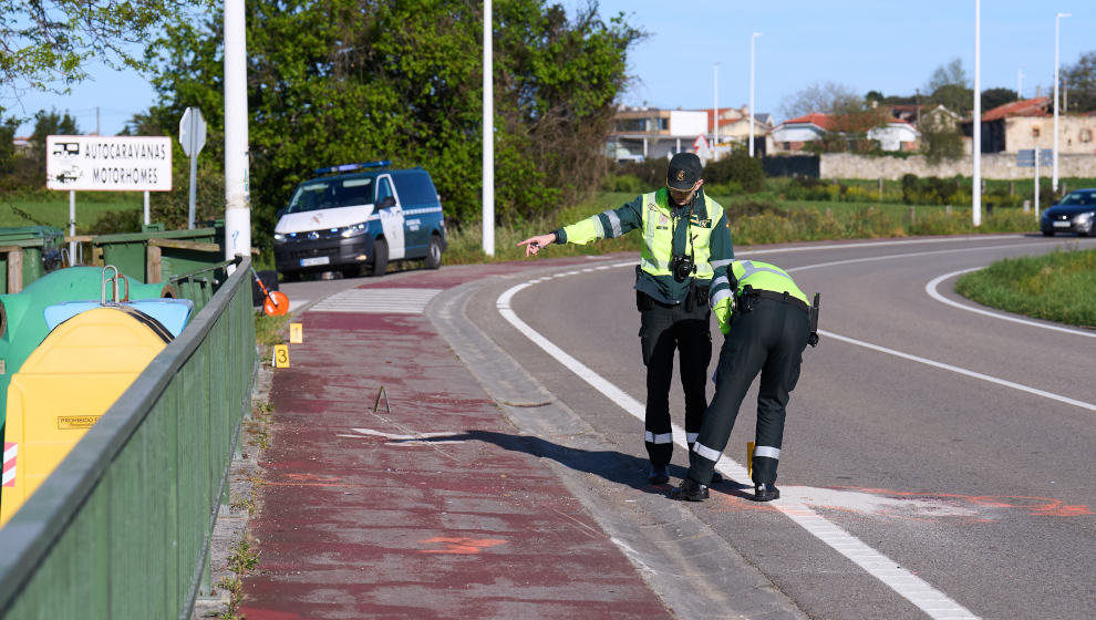 Dos agentes de la Guardia Civil investigan en el lugar de los hechos, a 5 de abril de 2023, en Suesa, Ribamontán al Mar