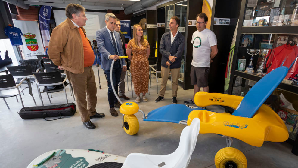 El vicepresidente y consejero de Universidades, Igualdad, Cultura y Deporte, Pablo Zuloaga, participa en la presentación oficial de la cumbre internacional de surf adaptado 'INCLUSEA' en el centro de surf de Somo