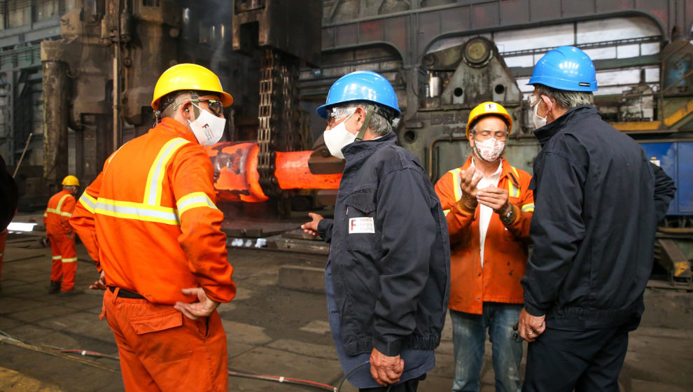 El presidente de Cantabria, Miguel Ángel Revilla, y el consejero de Industria, Javier López Marcano, en una visita a Forgings&Castings | Foto: Archivo