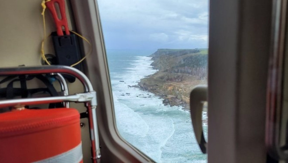 Vuelo de rastreo del helicóptero sobre la zona de búsqueda del pesacador desaparecido