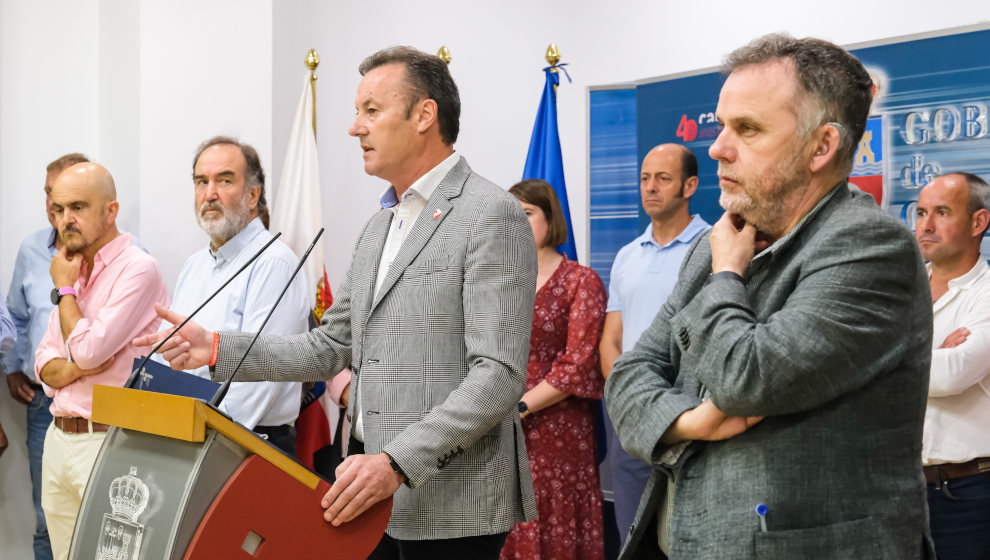 El consejero de Desarrollo Rural, Guillermo Blanco, junto a Antonio Lucio y Ángel Serdio, denunciados por las órdenes de control de lobos | Foto: Archivo